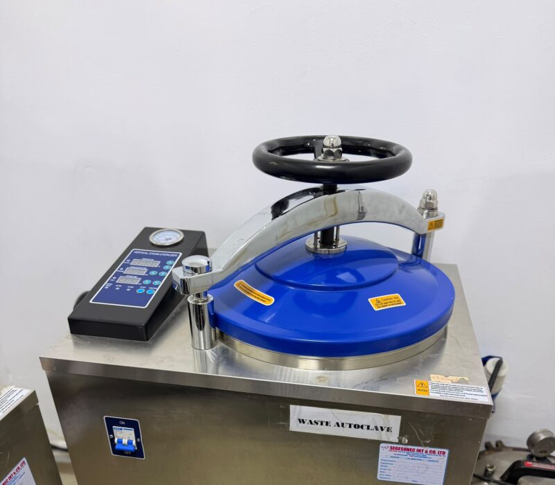 The vertical steam steriliser (media autoclave)